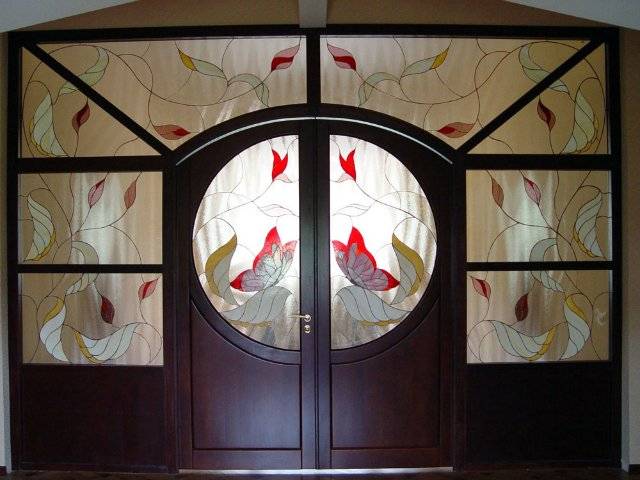 Витражное стекло как способ декорирования входных дверей